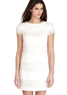 Donna Morgan Cap-Sleeved Lace Shift Dress