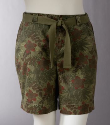 Relativity Women's Plus Size Belted Twill Shorts - Green Floral Print