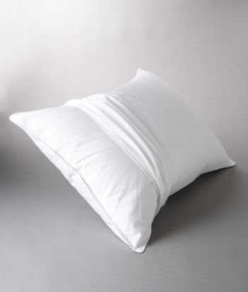 LivingQuarters 200-Thread Count Pillow Protector