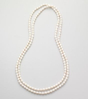 <p>Perfect for layering your look, this white freshwater pearl necklace boasts a length of 60".</p>