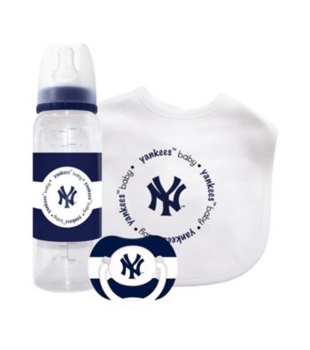TNT Media Group New York Yankees Baby Gift Set