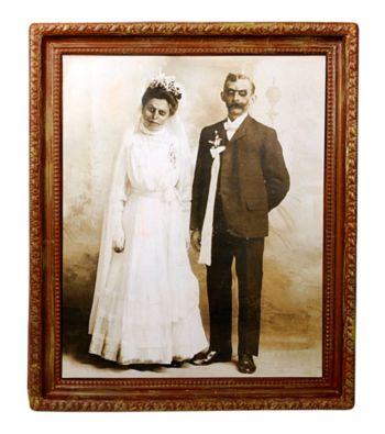 Possessed Portrait Creepy Couple