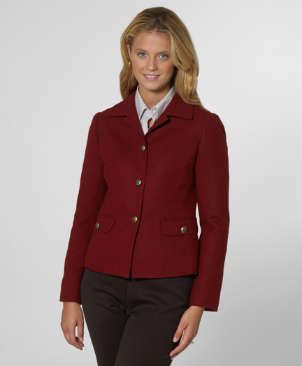 Lambswool. Four-button jacket with brass buttons. Fully lined in Bemberg. Front flap pockets with button. 21