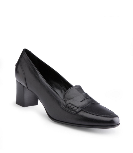 Calfskin. Leather lining and sole. Stacked heel. Made in Italy.