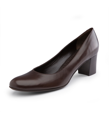 Calfskin. Leather lining and sole. Stacked heel. Made in Italy.