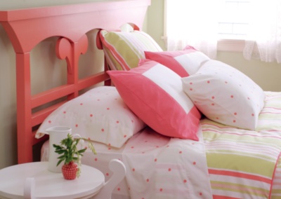 Julianna Bed in Zinnia