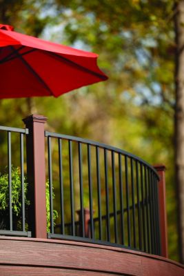 Trex Reveal aluminum railing and Trex Fascia create curved designs for a dramatic outdoor space