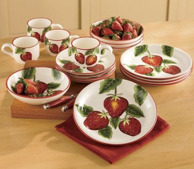 16 Pc Strawberry Dinnerware