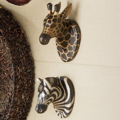 Cabezas de animales, madera tallada