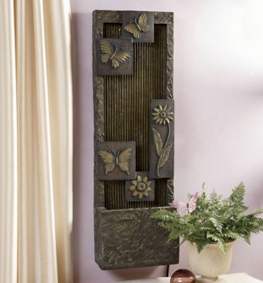 Fuente con mariposas