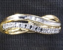 Anillo de oro de 10 K c/3 hilera de diamantes redondos y rectangulares