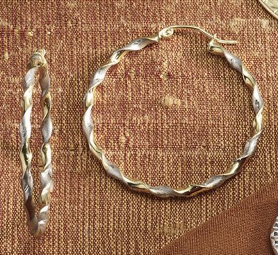 Argollas torcidas de oro en dos tonos