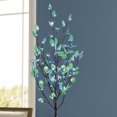 �rbol iluminado de azules flores