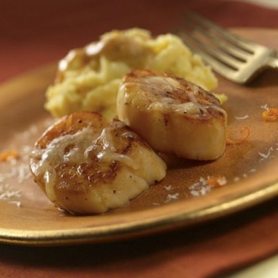Sea Scallops with Orange-Parsnip Pur&eacute;e aAnd Wisconsin Gran Queso