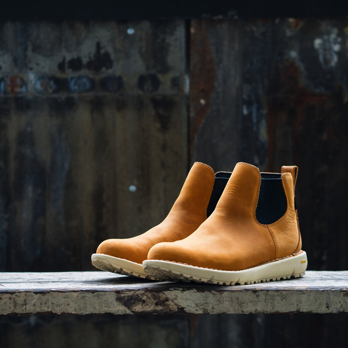 Danner chelsea outlet boot