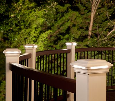 Accentuez votre rampe avec l’éclairage des poteaux de terrasse qui entourent votre espace avec chaleur