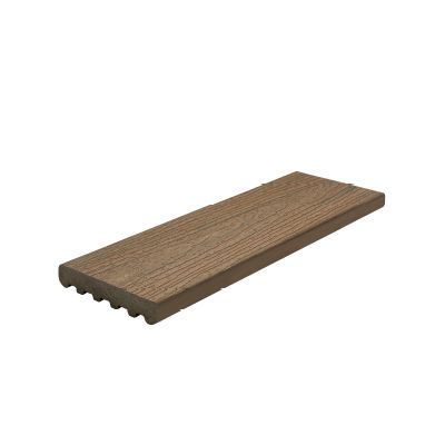 Lames de plancher composite Trex Enhance à bord d’équerre en brun Beach Dune