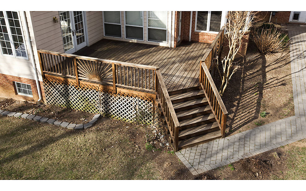 Holz-Eckterrasse vor der Renovierung mit Trex-Terrassendielen