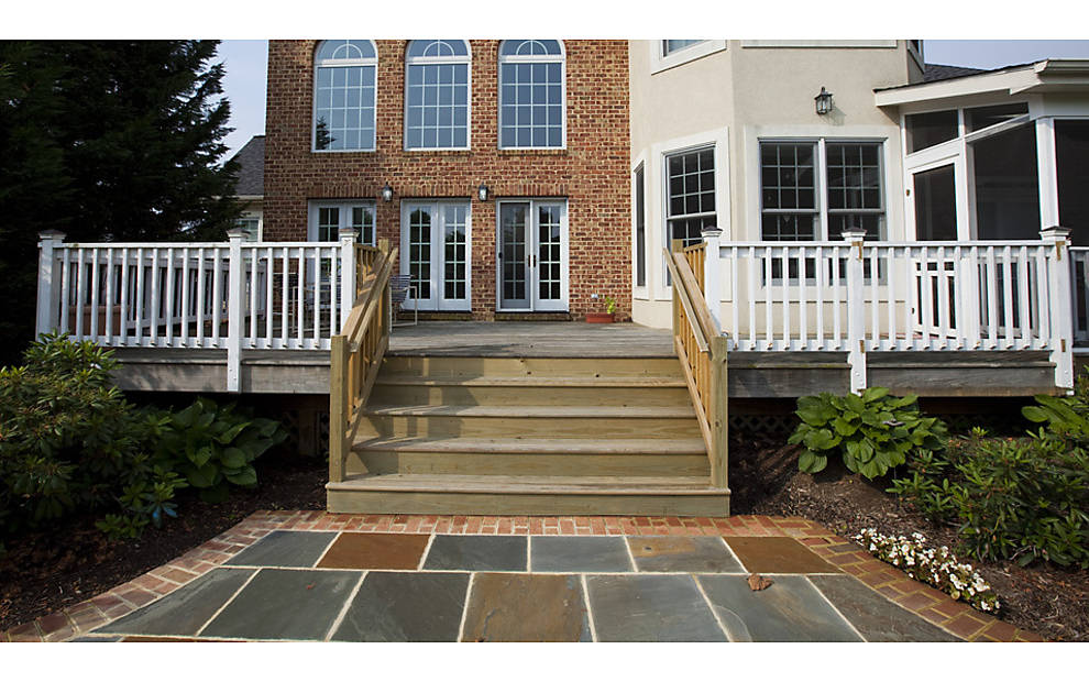 Außenbereich vor einer Renovierung mit Trex-Terrassendielen