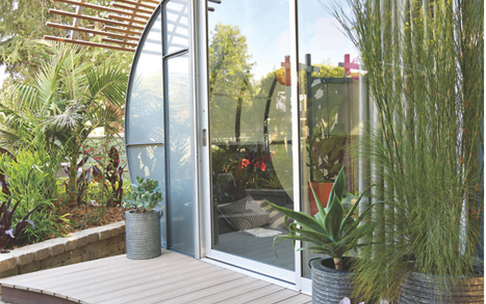 Trex Transcend-Terrassendielen in Rope Swing Graubraun sorgen für Stil in Ihrem Garten, so wie in diesem wundervollen Outdoor-Wohnzimmer, präsentiert auf dem Celebration Weekend 2012 des Sunset-Magazins.