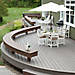 Trex-Terrassenmöbel mit rundem Esstisch und Stühlen in der2012 DIY Blog Cabin