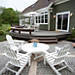 Trex-Terrassenmöbel mit Adirondack-Stühlen für den Lounge-Bereich in der 2012 DIY Blog Cabin