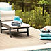 La terrasse en bois Trex Transcend couleur Gravel Path est une terrasse de piscine parfaite pour la maison 2013 Smart Home de HGTV.