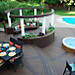 Trex Transcend-Terrassendielen in Spiced Rum bieten eine hervorragende Umfassung für Jacuzzis in dieser Terrassengestaltung von Paul Lafrance