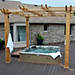 Ein Jacuzzi auf einer Trex Transcend-Terrasse mit einer Pergola nach einem Design von Paul Lafrance