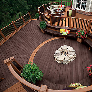 La terrasse composite Trex Transcend et la rampe brun moyen Tree House et brun foncé Vintage Lantern créent une oasis extérieure qui peut accueillir de nombreux invités