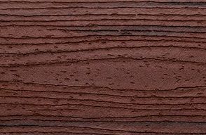 Muestra de fascia elaborada con materiales compuestos Trex Transcend de color rojo Lava Rock
