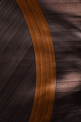 Wood grain pattern of Trex Transcend decking in Vintage Lantern dark brown and Tree House medium brown