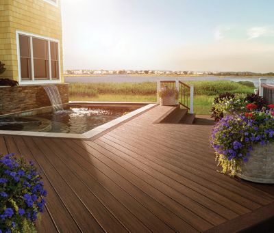 Une terrasse en matériau composite Trex est sans souci par rapport aux terrasses en bois de séquoia, de cèdre ou en bois traité sous pression.