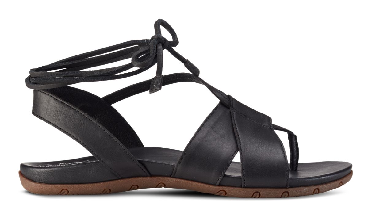 black strappy chacos