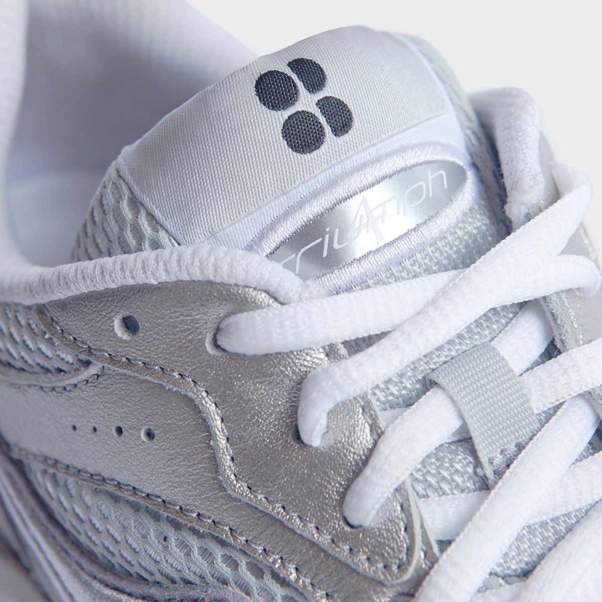 Sweaty Betty X Saucony ProGrid Triumph 4, Silver | White, dynamic 5