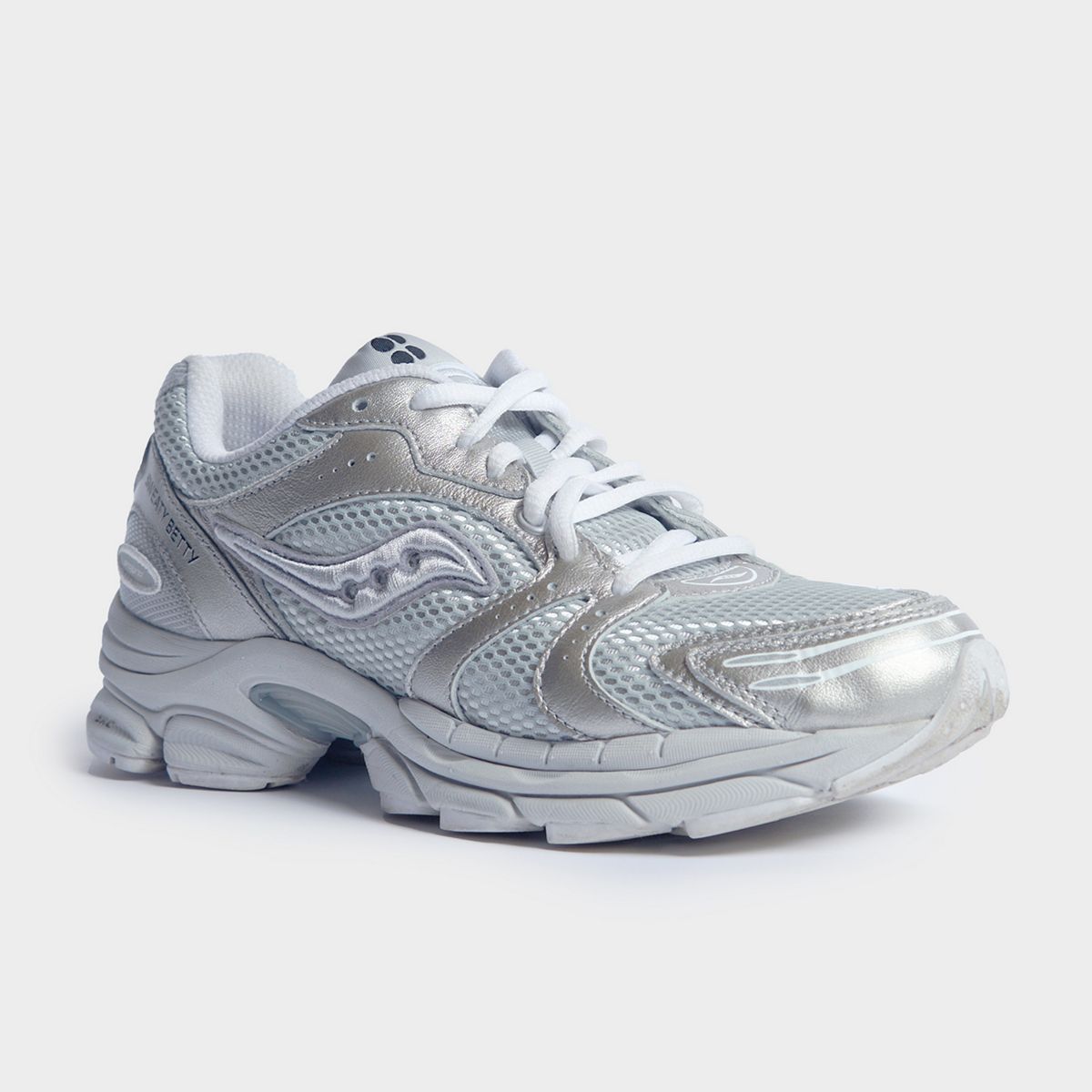 Sweaty Betty X Saucony ProGrid Triumph 4, Silver | White, dynamic 6