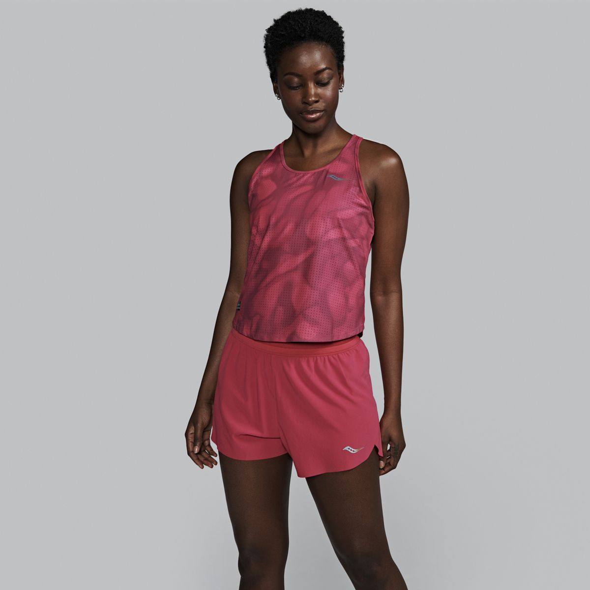 Kinvara Keyhole Tank, Magenta Graphic, dynamic 3