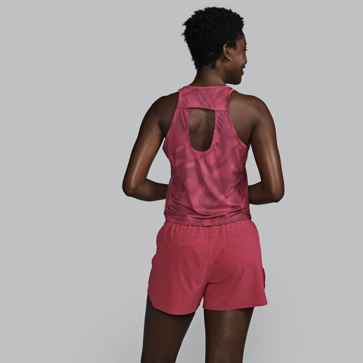 Kinvara Keyhole Tank, Magenta Graphic, dynamic 4