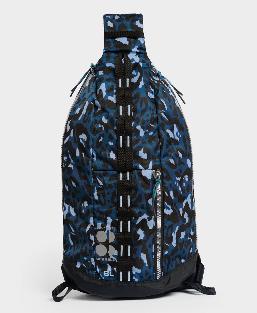 Ascend Crest 8L Sling X Sweaty Betty, Blue Brushstroke Leopard, dynamic