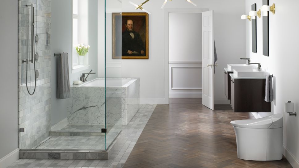 Traditional townhouse-theme bathroom with parquet flooring, marble tiles and white fixtures