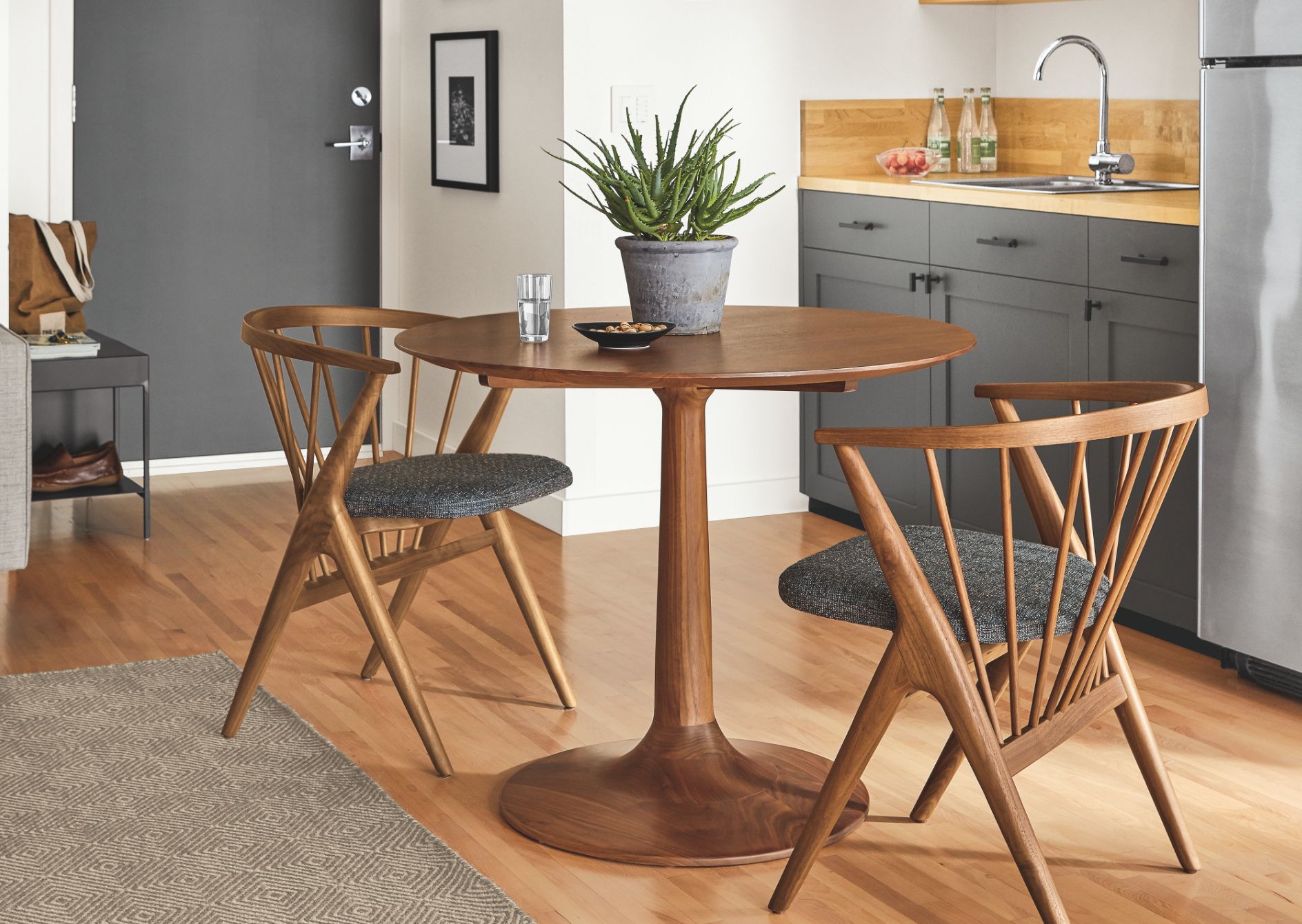 small round kitchen table with 4 chair